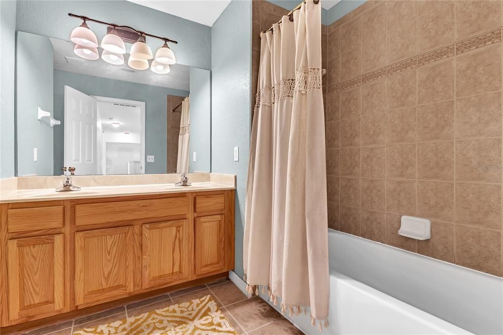 合同活跃: $330,000 (5 贝兹, 2 浴室, 2259 平方英尺)