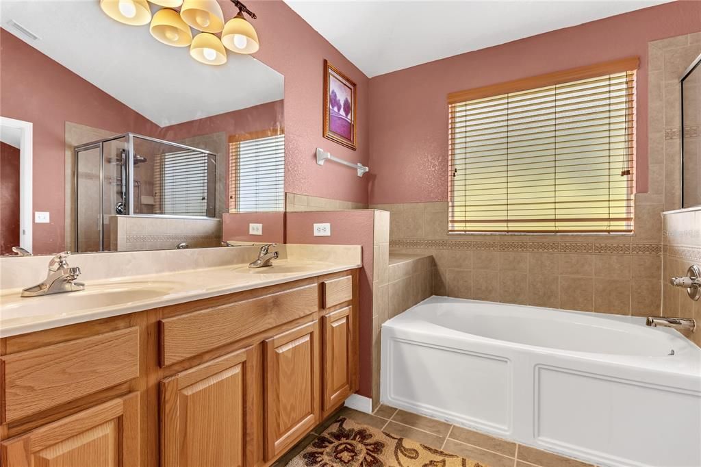 合同活跃: $330,000 (5 贝兹, 2 浴室, 2259 平方英尺)