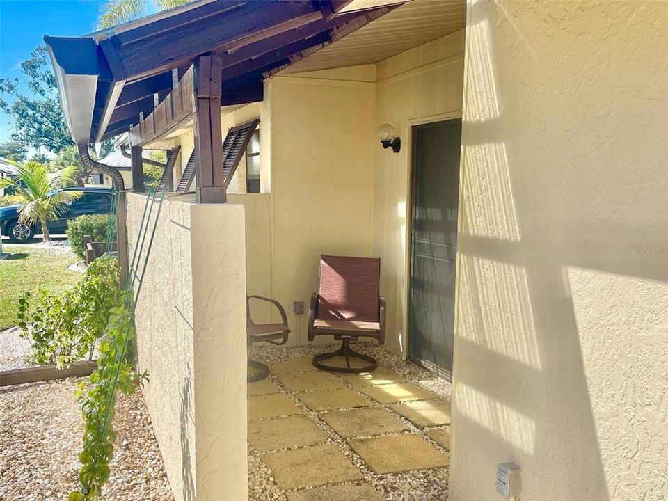 合同活跃: $284,900 (2 贝兹, 2 浴室, 1709 平方英尺)