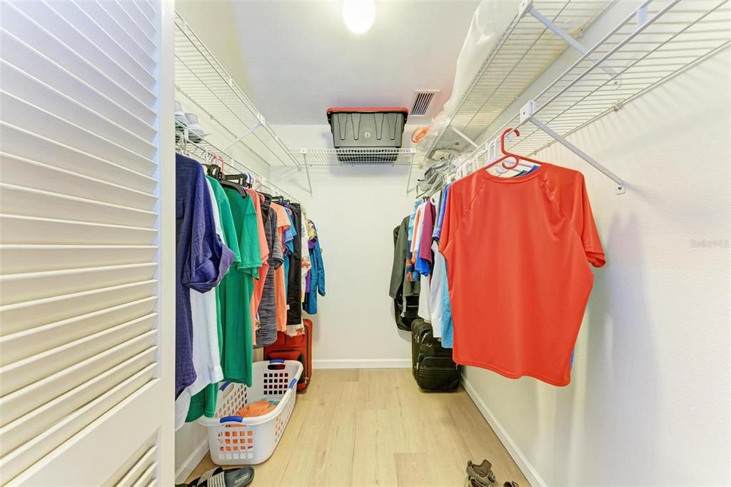 合同活跃: $284,900 (2 贝兹, 2 浴室, 1709 平方英尺)