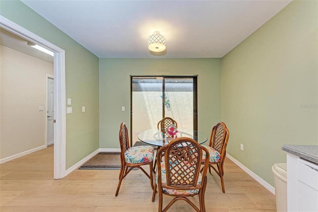 合同活跃: $284,900 (2 贝兹, 2 浴室, 1709 平方英尺)