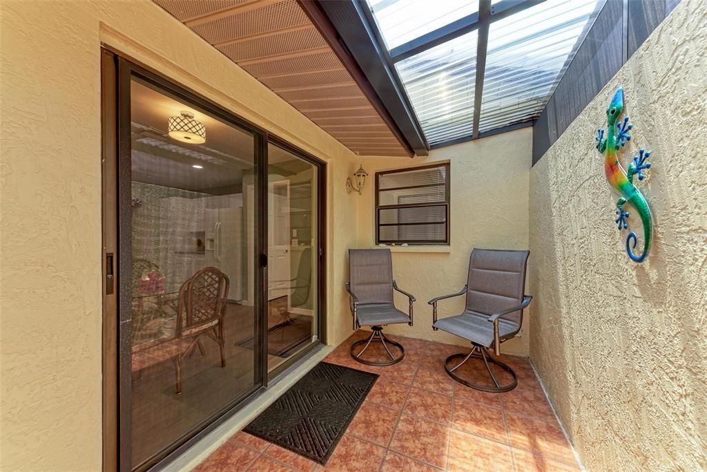 合同活跃: $284,900 (2 贝兹, 2 浴室, 1709 平方英尺)