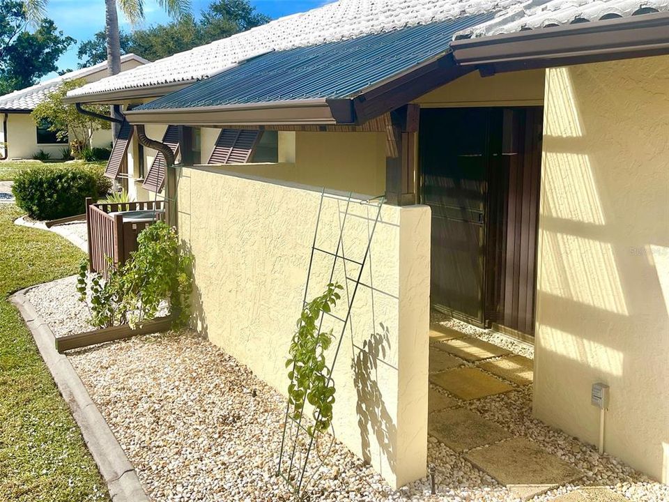 合同活跃: $284,900 (2 贝兹, 2 浴室, 1709 平方英尺)