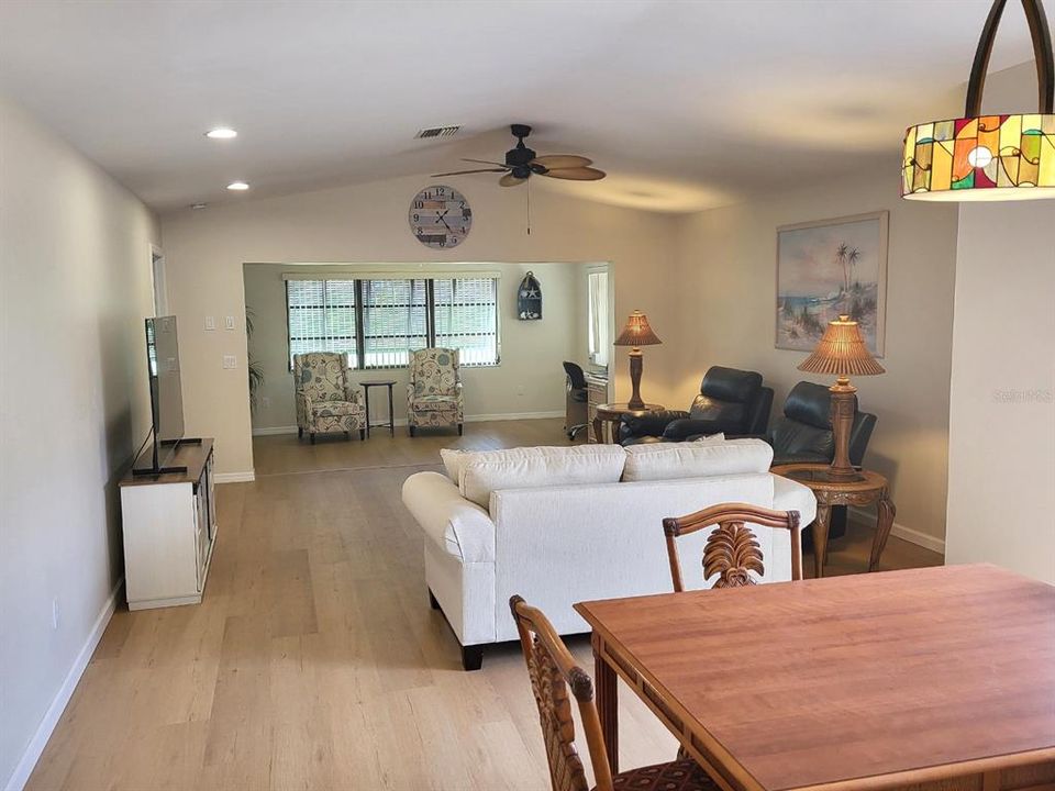 合同活跃: $284,900 (2 贝兹, 2 浴室, 1709 平方英尺)