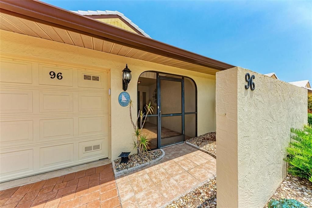 合同活跃: $284,900 (2 贝兹, 2 浴室, 1709 平方英尺)