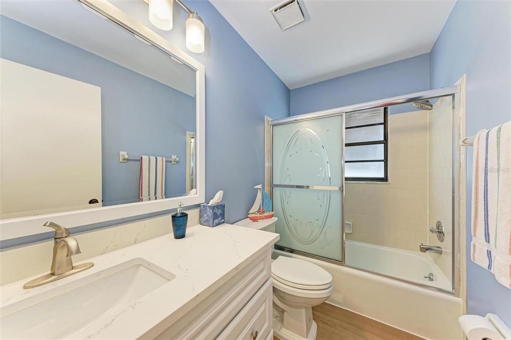 合同活跃: $284,900 (2 贝兹, 2 浴室, 1709 平方英尺)