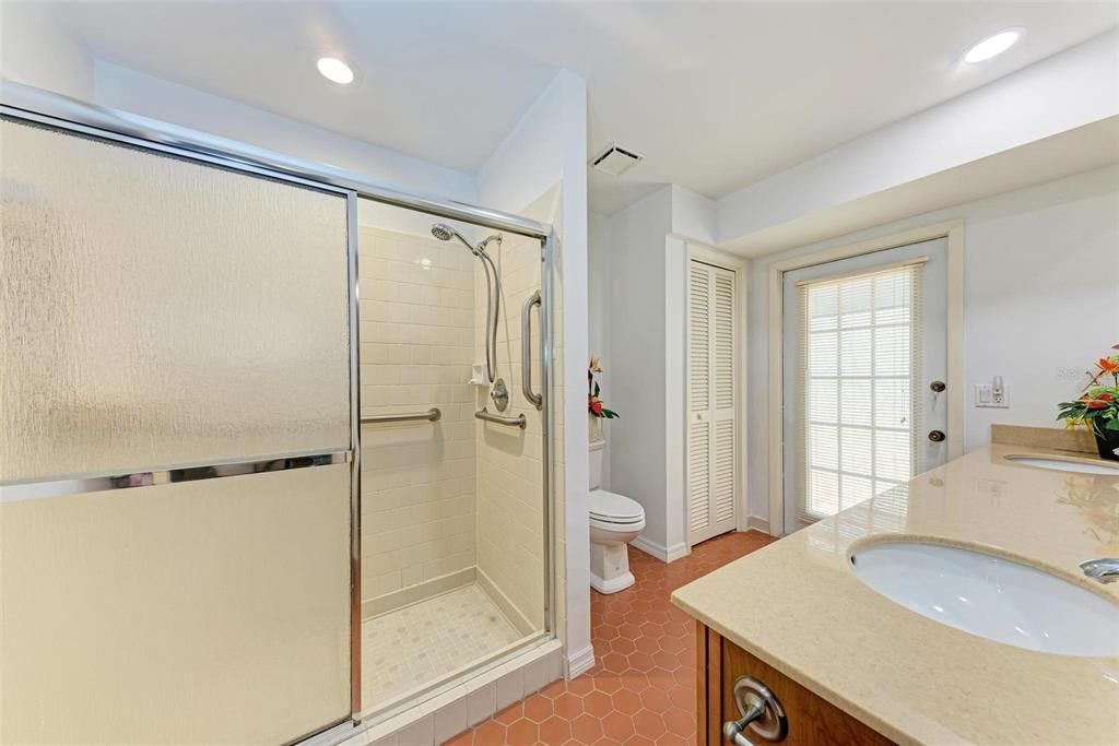 合同活跃: $284,900 (2 贝兹, 2 浴室, 1709 平方英尺)