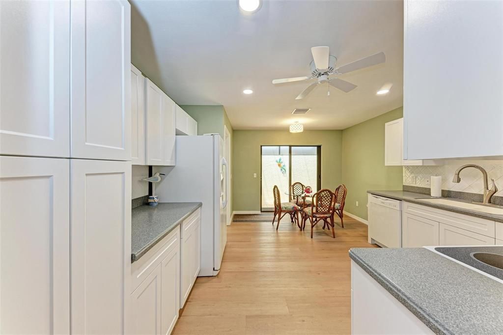 合同活跃: $284,900 (2 贝兹, 2 浴室, 1709 平方英尺)