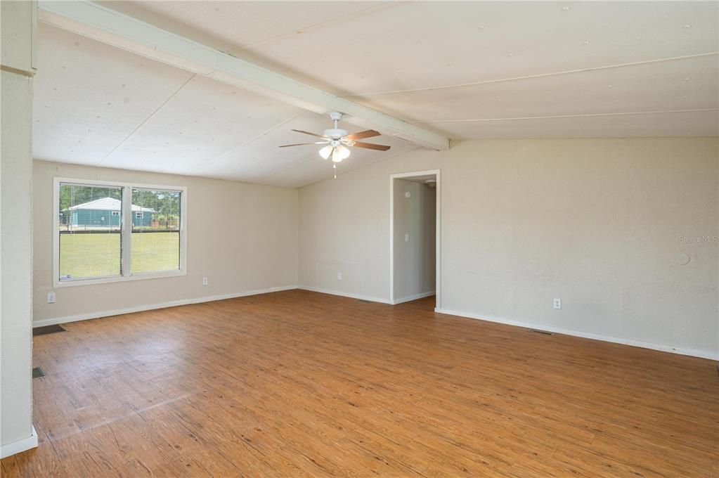 Под контрактом: $250,000 (3 спален, 3 ванн, 1536 Квадратных фут)