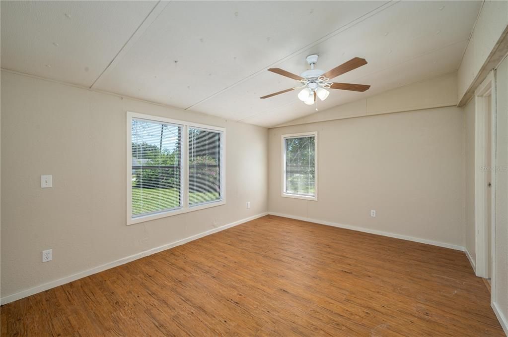 Под контрактом: $250,000 (3 спален, 3 ванн, 1536 Квадратных фут)