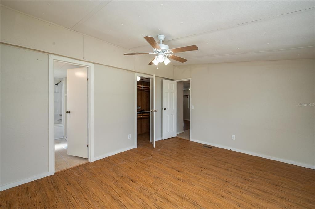 Под контрактом: $250,000 (3 спален, 3 ванн, 1536 Квадратных фут)