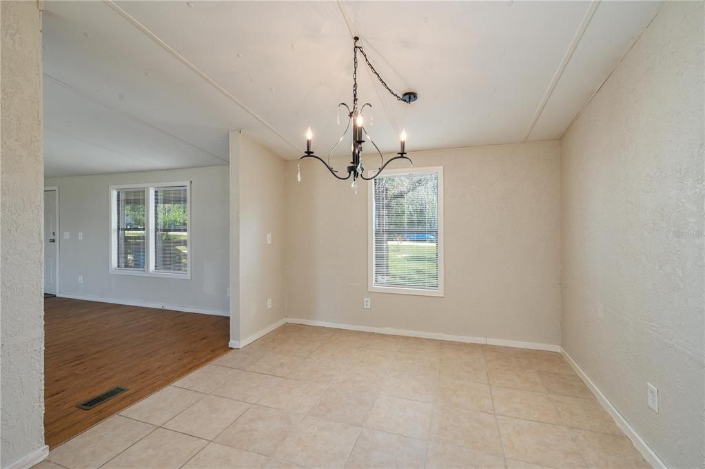 Под контрактом: $250,000 (3 спален, 3 ванн, 1536 Квадратных фут)