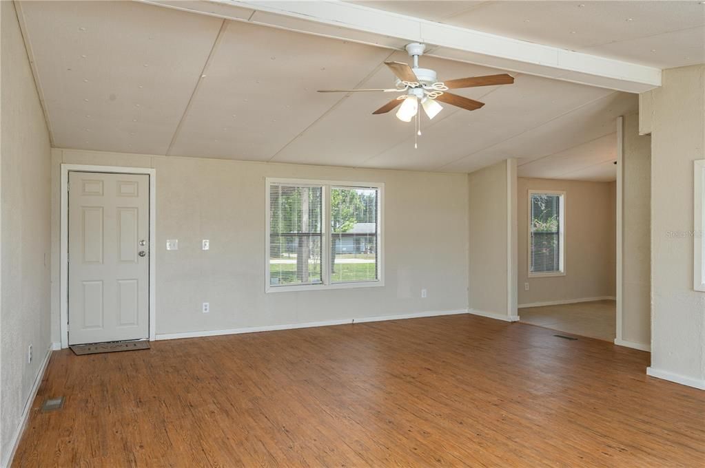 Под контрактом: $250,000 (3 спален, 3 ванн, 1536 Квадратных фут)