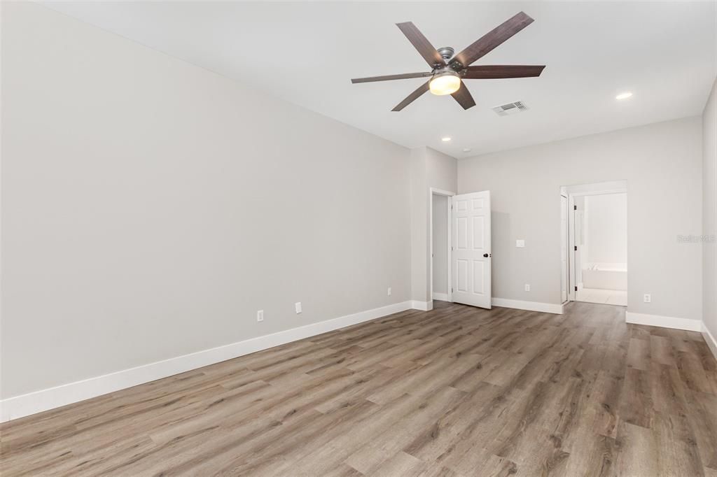 合同活跃: $519,000 (4 贝兹, 3 浴室, 2592 平方英尺)