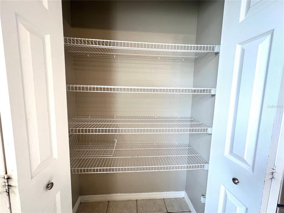 合同活跃: $519,000 (4 贝兹, 3 浴室, 2592 平方英尺)