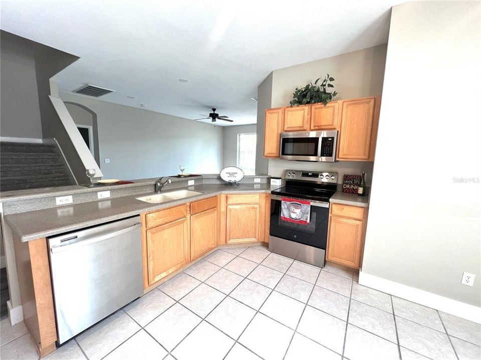 合同活跃: $519,000 (4 贝兹, 3 浴室, 2592 平方英尺)