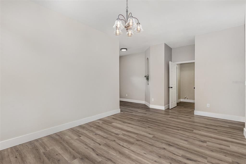 合同活跃: $519,000 (4 贝兹, 3 浴室, 2592 平方英尺)