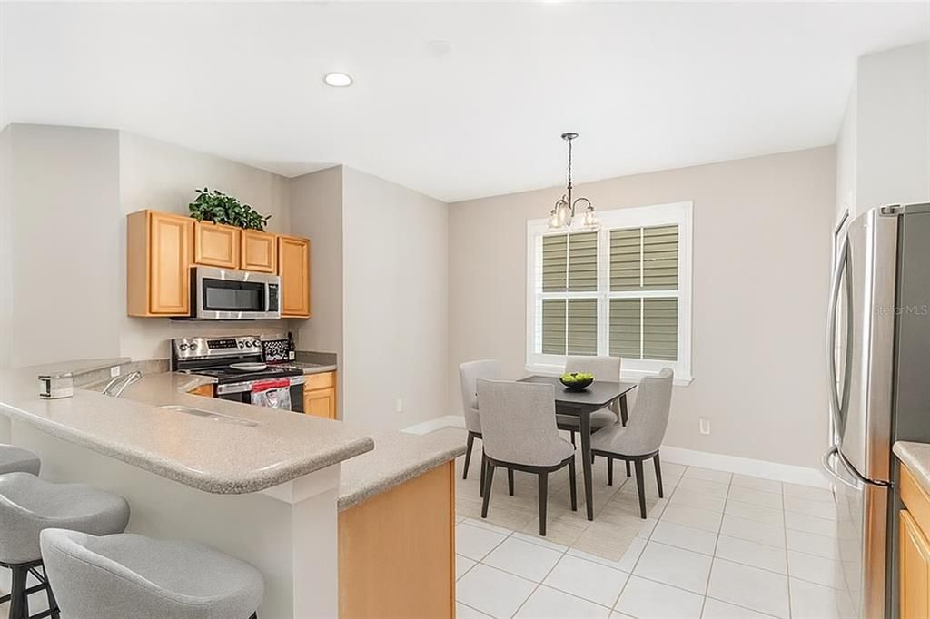 合同活跃: $519,000 (4 贝兹, 3 浴室, 2592 平方英尺)