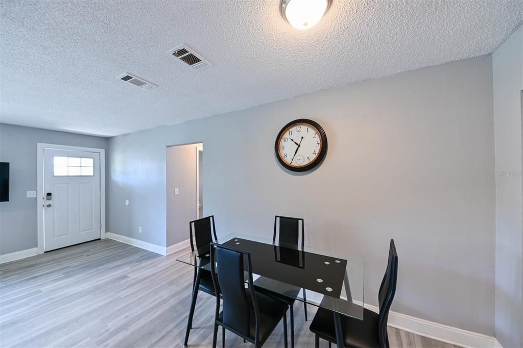 Activo con contrato: $250,000 (3 camas, 2 baños, 1070 Pies cuadrados)