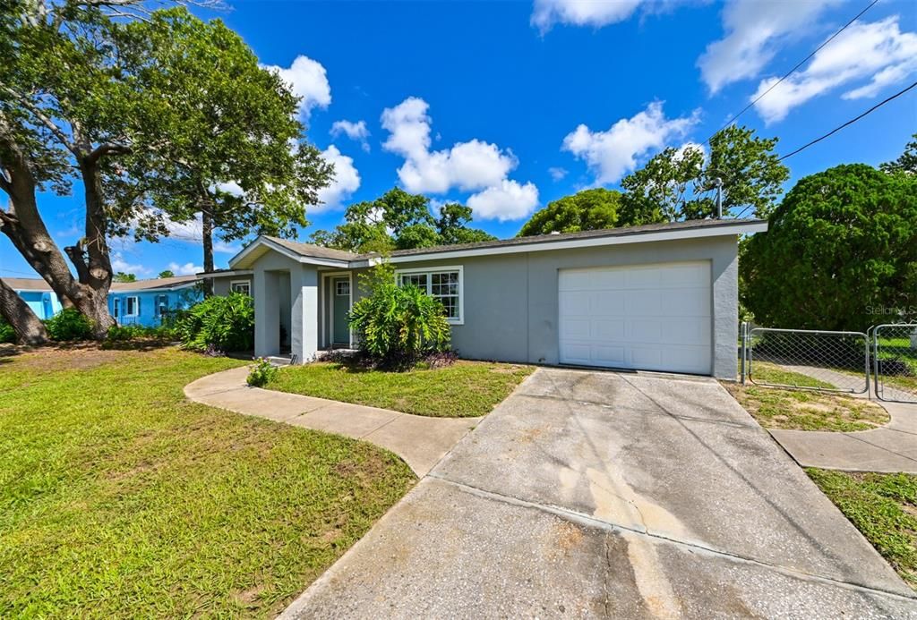 Activo con contrato: $250,000 (3 camas, 2 baños, 1070 Pies cuadrados)