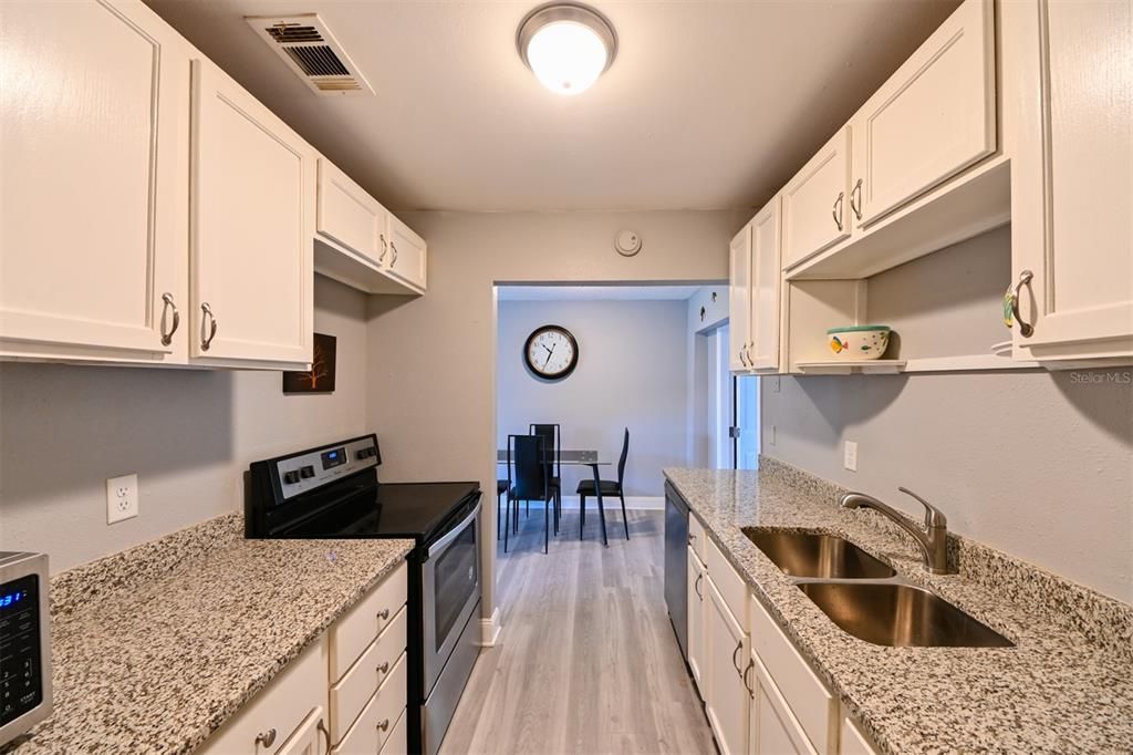 Activo con contrato: $250,000 (3 camas, 2 baños, 1070 Pies cuadrados)