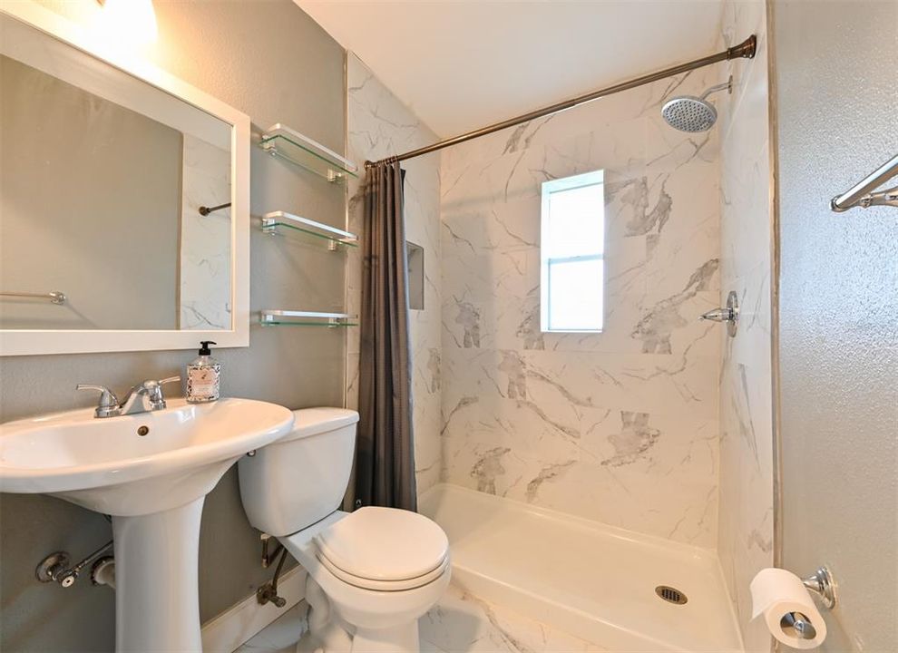 Activo con contrato: $250,000 (3 camas, 2 baños, 1070 Pies cuadrados)