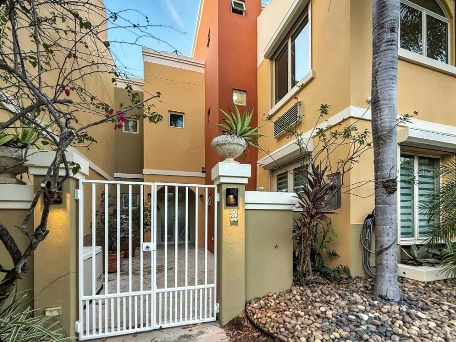 Recently Sold: $570,000 (3 beds, 3 baths, 2100 Square Feet)