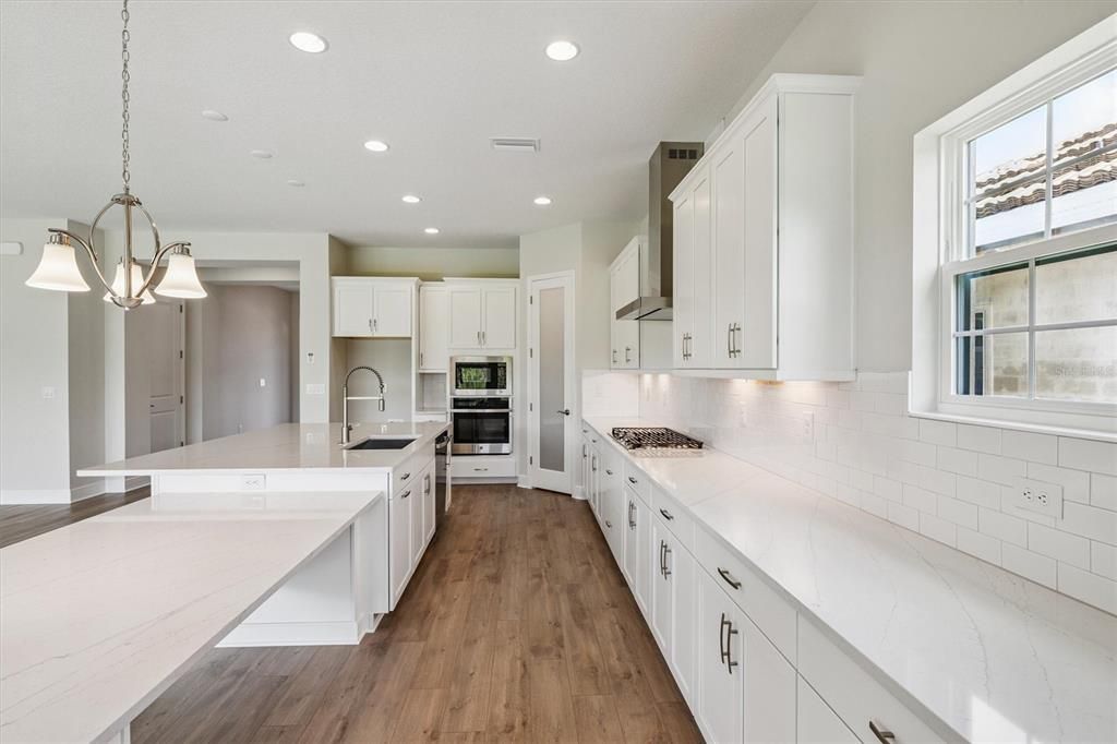 Activo con contrato: $739,990 (5 camas, 4 baños, 3518 Pies cuadrados)