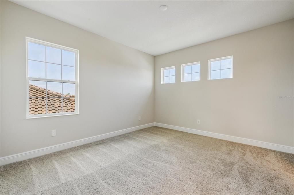 Activo con contrato: $739,990 (5 camas, 4 baños, 3518 Pies cuadrados)