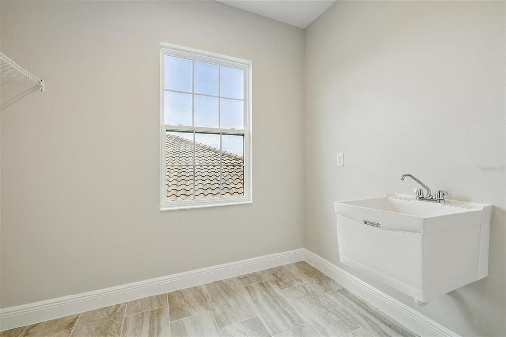 Activo con contrato: $739,990 (5 camas, 4 baños, 3518 Pies cuadrados)