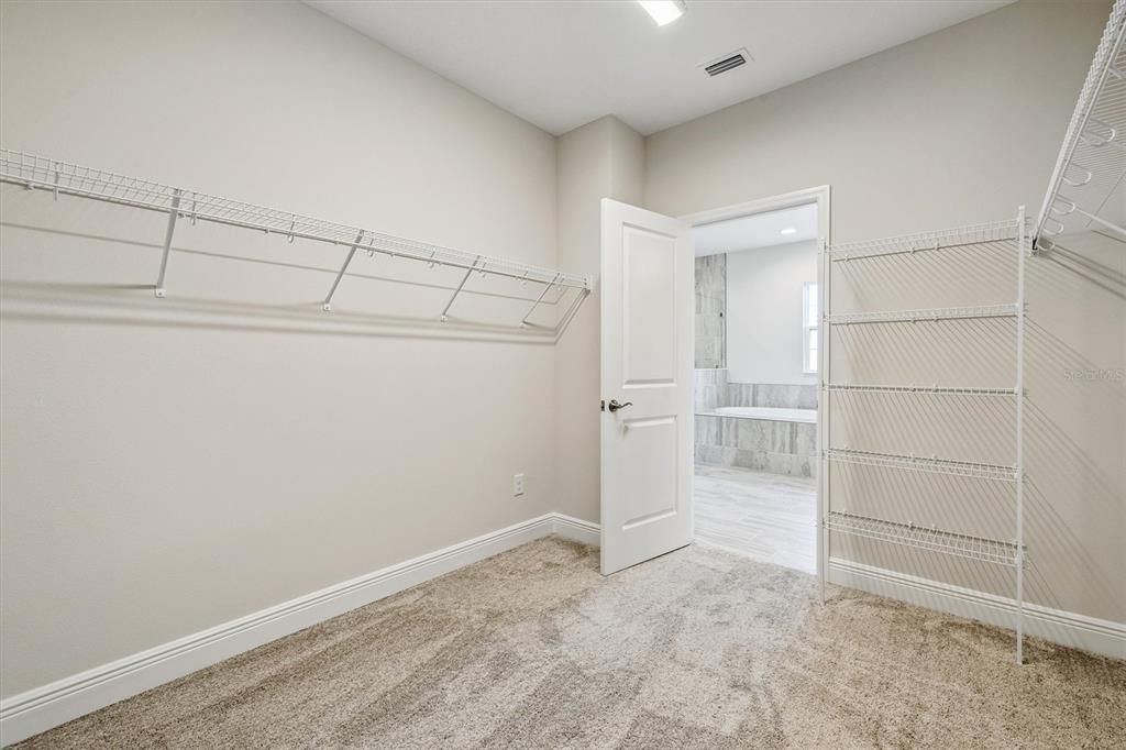 Activo con contrato: $739,990 (5 camas, 4 baños, 3518 Pies cuadrados)