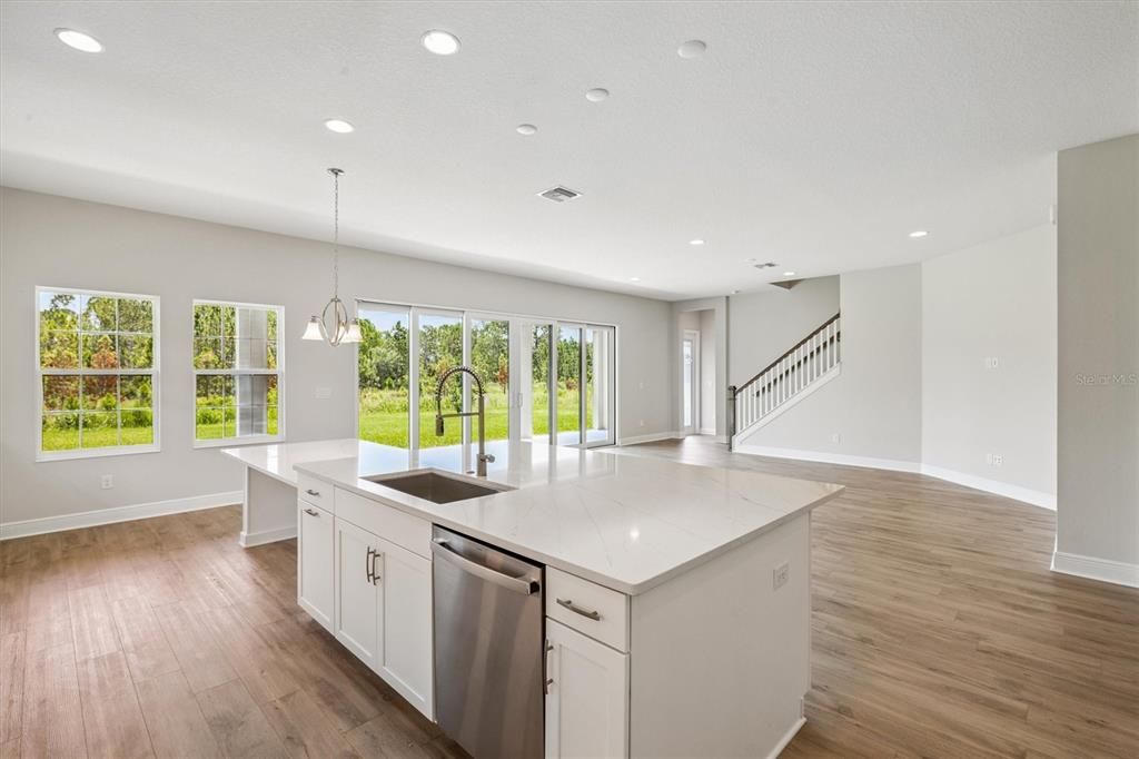 Activo con contrato: $739,990 (5 camas, 4 baños, 3518 Pies cuadrados)