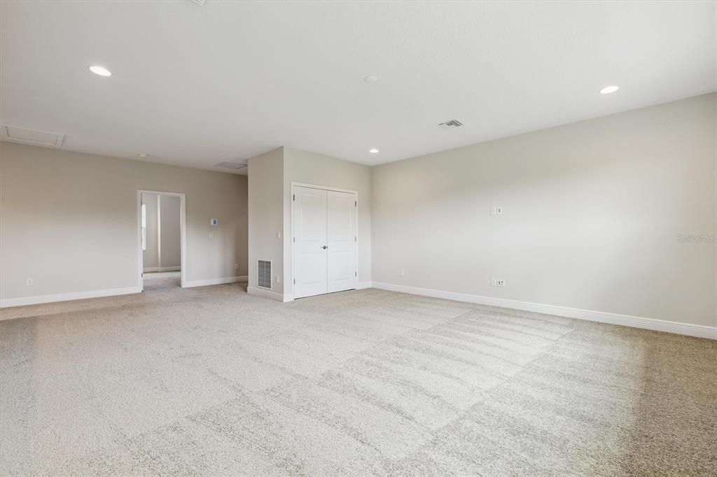 Activo con contrato: $739,990 (5 camas, 4 baños, 3518 Pies cuadrados)