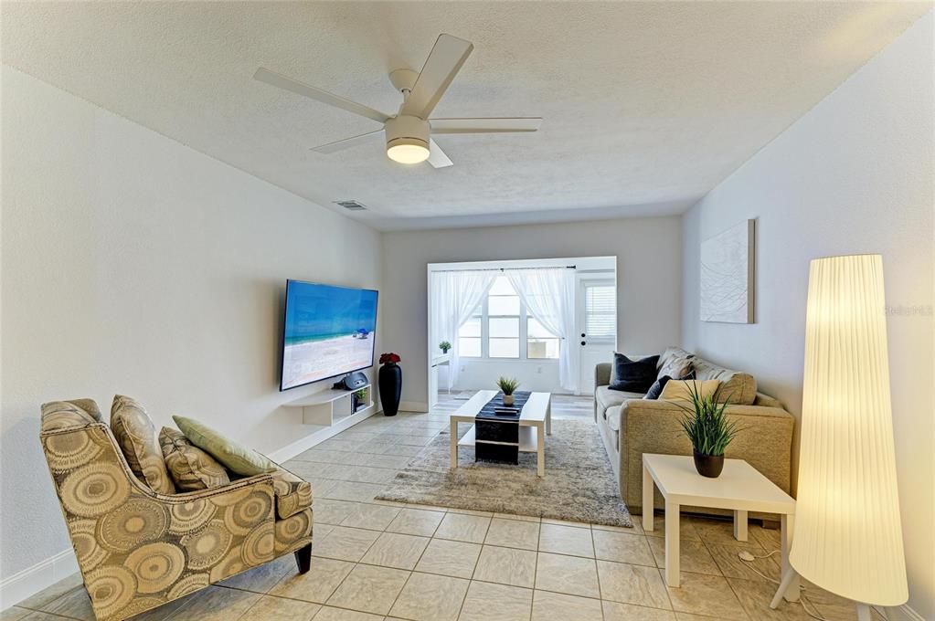 For Sale: $165,000 (1 beds, 1 baths, 759 Square Feet)