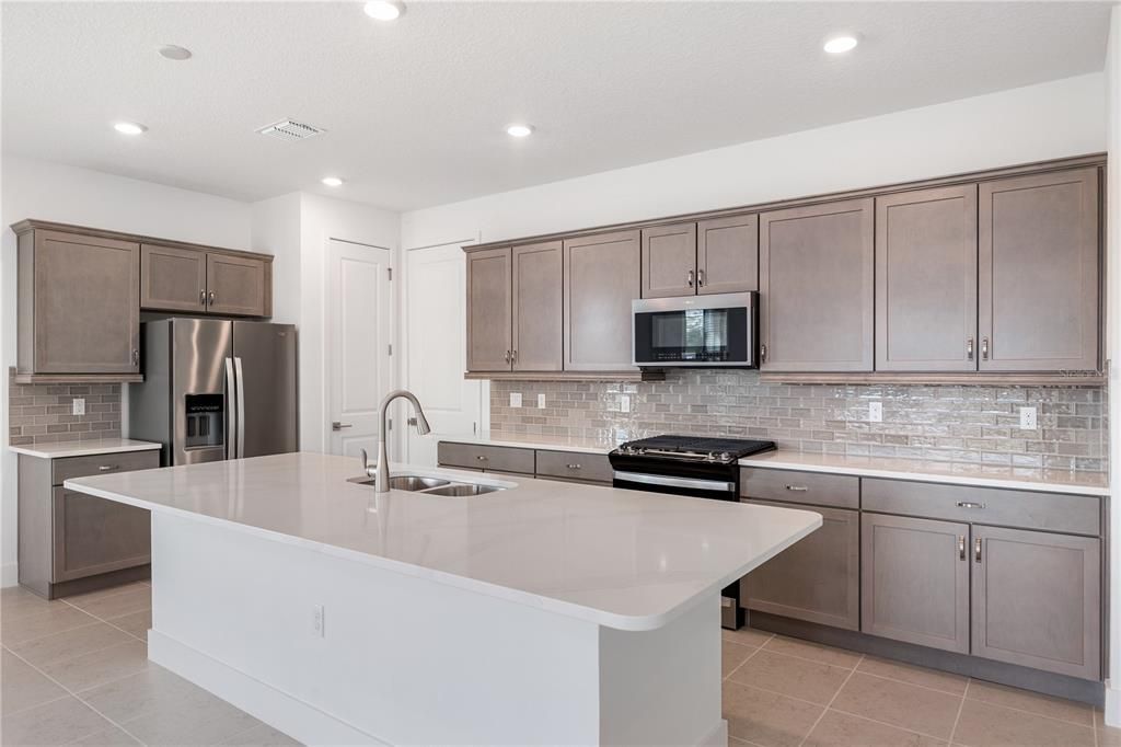 Activo con contrato: $349,990 (2 camas, 2 baños, 1631 Pies cuadrados)