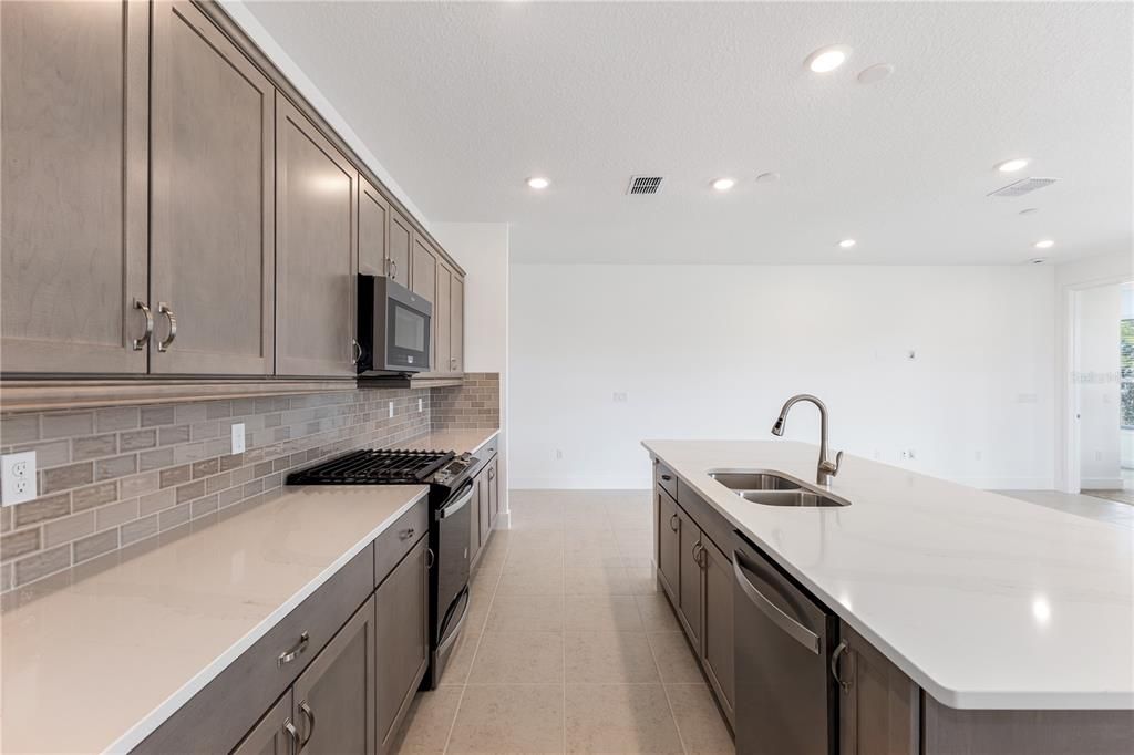 Activo con contrato: $349,990 (2 camas, 2 baños, 1631 Pies cuadrados)