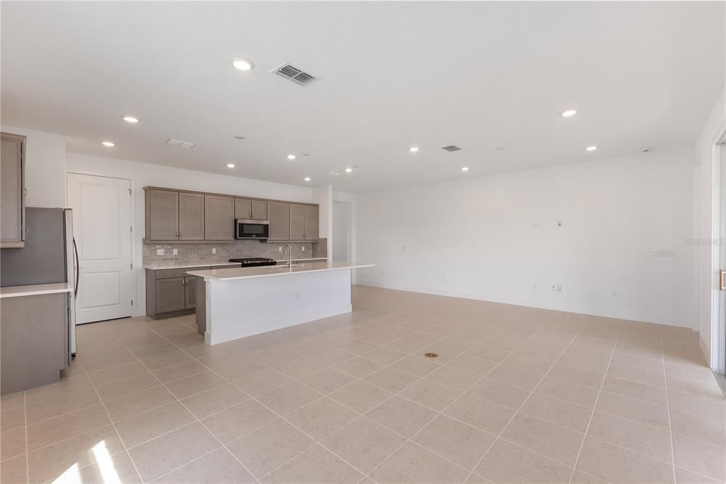 Activo con contrato: $349,990 (2 camas, 2 baños, 1631 Pies cuadrados)