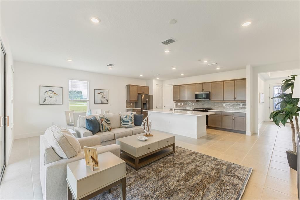 Activo con contrato: $349,990 (2 camas, 2 baños, 1631 Pies cuadrados)