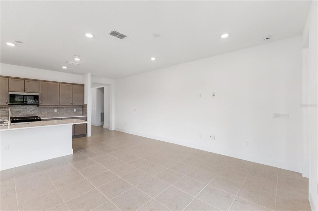 Activo con contrato: $349,990 (2 camas, 2 baños, 1631 Pies cuadrados)