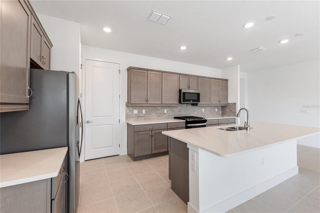 Activo con contrato: $349,990 (2 camas, 2 baños, 1631 Pies cuadrados)