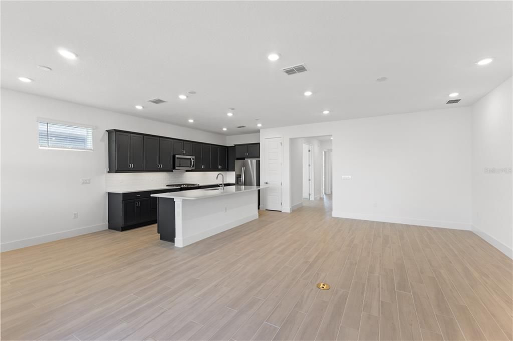 Activo con contrato: $318,025 (2 camas, 2 baños, 1709 Pies cuadrados)