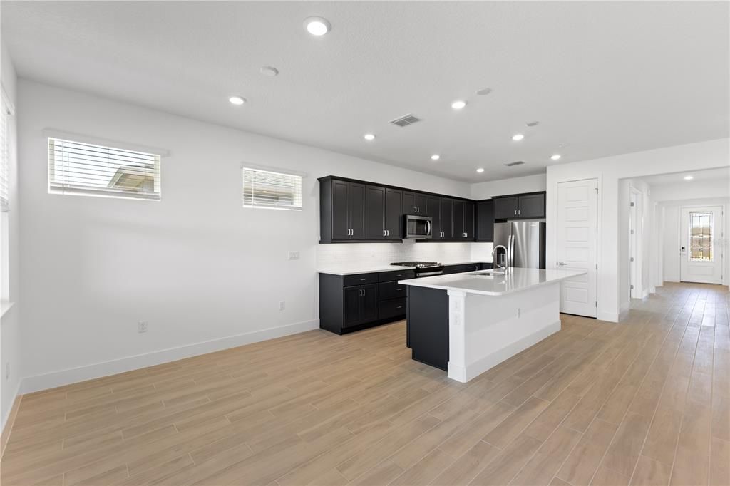 Activo con contrato: $318,025 (2 camas, 2 baños, 1709 Pies cuadrados)