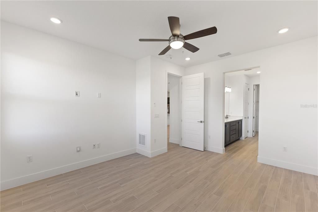 Activo con contrato: $318,025 (2 camas, 2 baños, 1709 Pies cuadrados)