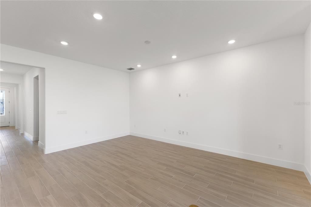 Activo con contrato: $318,025 (2 camas, 2 baños, 1709 Pies cuadrados)