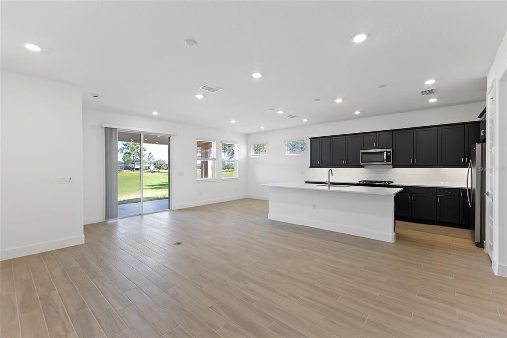 Activo con contrato: $318,025 (2 camas, 2 baños, 1709 Pies cuadrados)