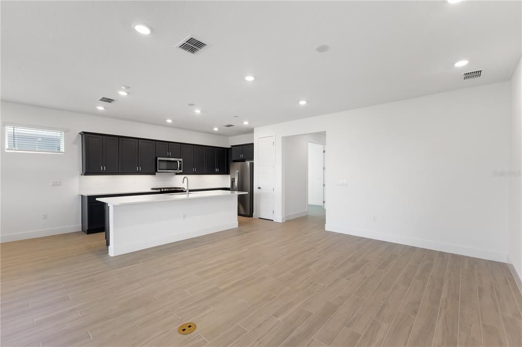 Activo con contrato: $318,025 (2 camas, 2 baños, 1709 Pies cuadrados)