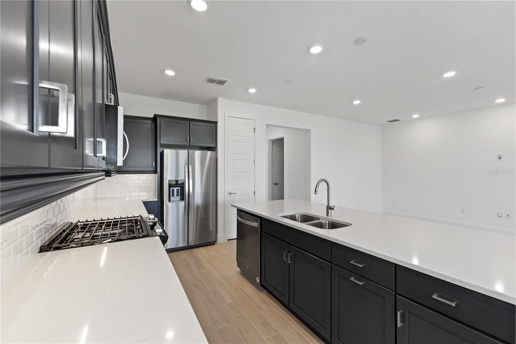 Activo con contrato: $318,025 (2 camas, 2 baños, 1709 Pies cuadrados)