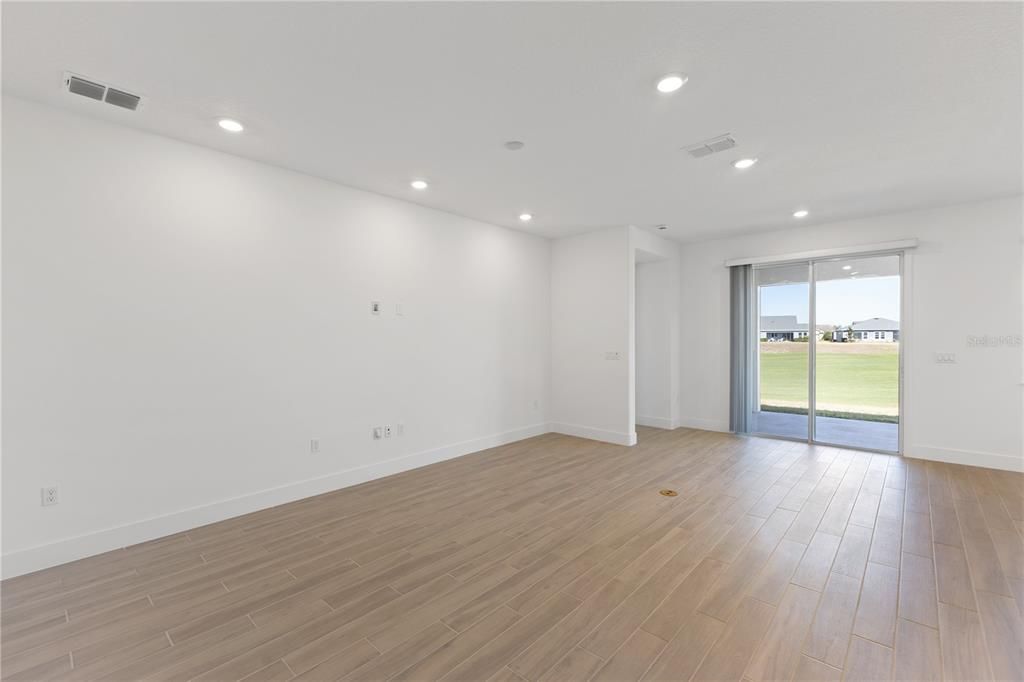 Activo con contrato: $318,025 (2 camas, 2 baños, 1709 Pies cuadrados)