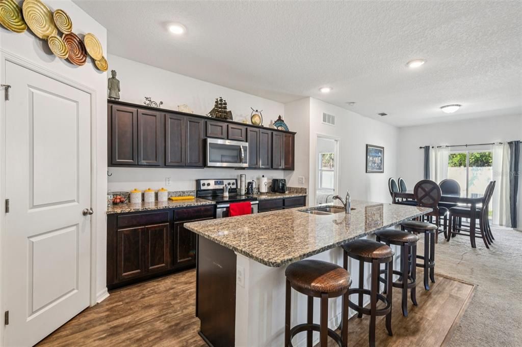 待售: $435,000 (4 贝兹, 2 浴室, 1926 平方英尺)