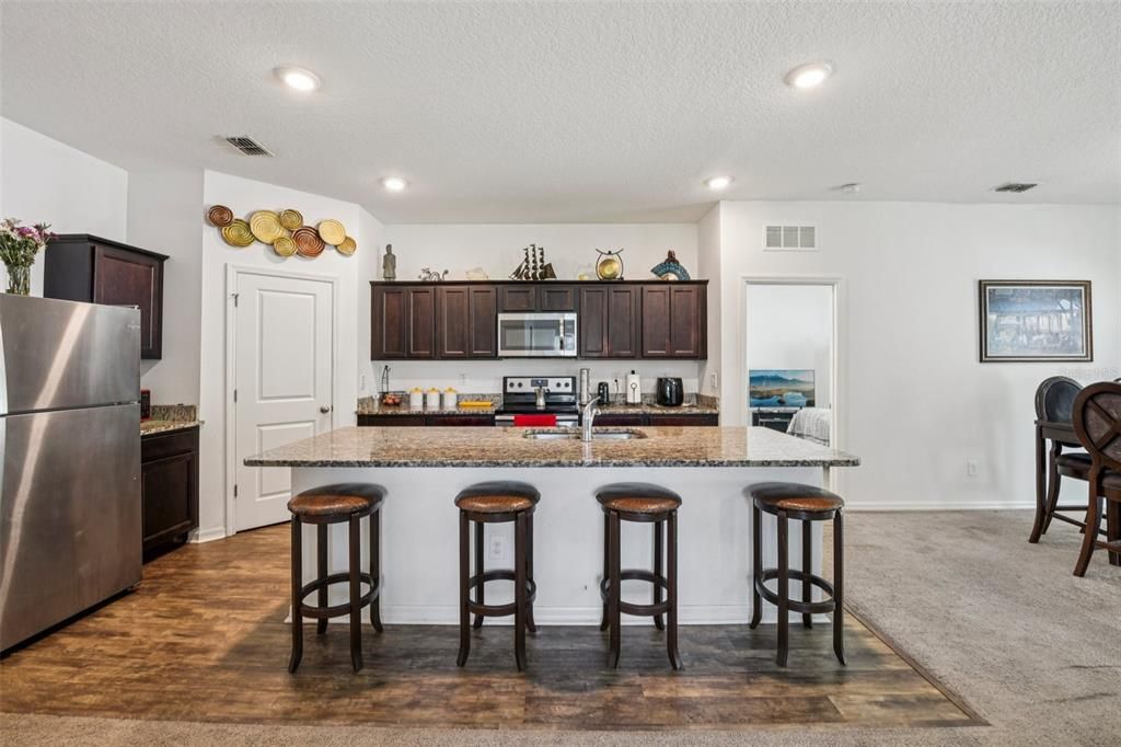 待售: $435,000 (4 贝兹, 2 浴室, 1926 平方英尺)